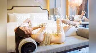 最新商城厕所偷窥跟男友玩的黑衣妹子嘘嘘