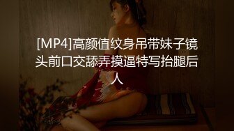 健身房厕所尿尿听到隔壁厕间有奇怪的声音意外偷拍到教练和女学员在里面嘿哟简直就是活春宫