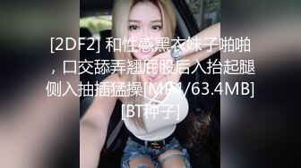 气质轻熟女少妇一个自慰，掰开逼逼展示黑蝴蝶逼给大家看看，专业撩骚很会聊天