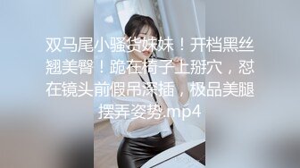 商场女厕近距离偷窥长裙美女 B里拉出一坨奇怪的玩意