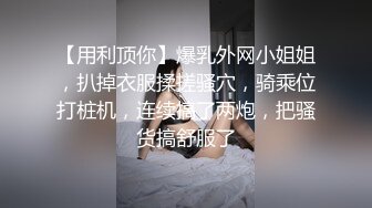 变态屌丝男躲在公园女厕尾随偷窥美女尿尿捡起人家刚换下的姨妈巾研究一番