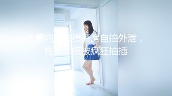 图书馆内喜欢看书的小美女