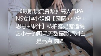 豐滿清純大奶妹和男友清晨剛睡醒打個晨炮,翹著大白屁股晃來晃去等待男友插入