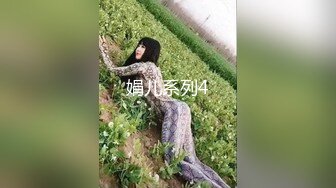 两男两女一起玩，情趣连体网袜搞射一个再换另一个厕所自慰，呻吟娇喘非常诱人