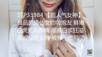 车站厕所偷拍穿斑点上衣的美女