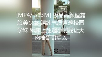 潜入网吧女厕偷拍附近的美女大学生，没想到鲍鱼那么黑