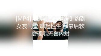 镜头前喊爸爸的骚女人全程露脸激情大秀，揉奶玩逼疯狂道具抽插，表情狰狞好骚，搞的逼逼流了好多水浪叫不止