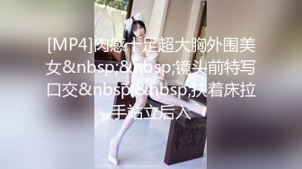 公厕里勾引隔壁上厕所男人,两人隔着隔板吃爽操爽