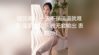 【原档首发】非常性感的金发女郎 Kat Squirt 看着她的汽车引擎盖下，她的牛仔热裤几乎没有盖住她的屁股。