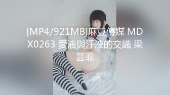 酒店身材一流的漂亮长发美女单挑2猛男,干的正起劲享受兴奋.