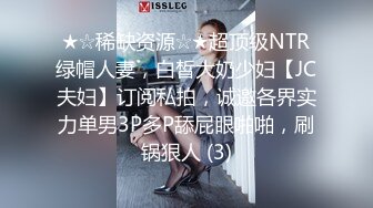 邊看美劇邊享受性感女友的口活服務 豐滿身材十分誘