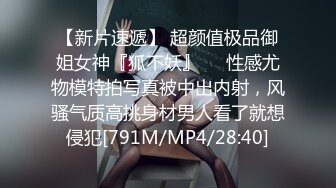 高清镜头摆拍黑妞坐在黑鸡上面享受