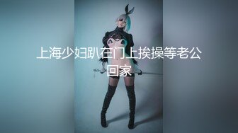 战后温存，女友在梳妆台边化妆，却被男友无情手持镜头拍摄