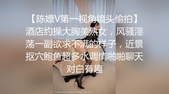 酷似陈妍希的小嫩妹，光头哥一点儿也不怜香惜玉，手插出水后抱起来疯狂蹂躏，娇小胴体尽情享用