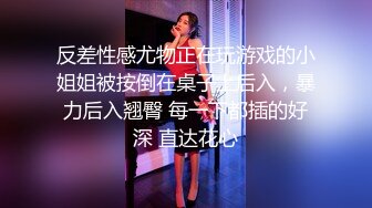 吊带竖纹黑丝母狗小蝴蝶被单男无套内射，精液从逼逼里流出来实在淫荡！