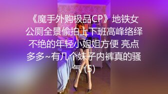 大辫子御姐美少妇全程露脸跟大哥激情啪啪，温柔的舔弄大鸡巴主动上位无套抽插，让大哥站着后入揉着骚奶子内射