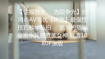 爆裂黑丝眼镜少妇性欲太强一个J8已结不能满足了 和老铁起来轮操她的骚B 前怼后操美乳摇摆乱颤 高清源码录制