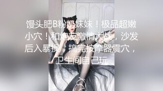 偷拍邻居小情侣做爱 美女被按在床上爆操 男主竟还露出胜利的微笑比个耶！