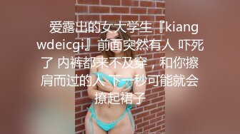 漂亮短发妹子诱人肥逼浴室洗完澡道具自慰，毛毛浓密掰穴特写，震动棒假屌双管齐下，上位骑乘抽插高潮出白浆