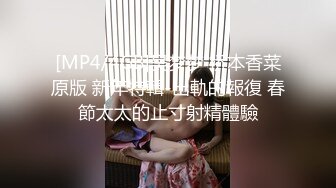 厕拍变态牛人偷窥妹子尿尿环顾了一下四周发现没人对着妹子的逼摸了一把,吓得妹子大声尖叫