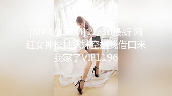 不穿內內的碎花裙黃高跟極品悶騷型美女