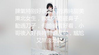 抄底给闺蜜逛街的大长腿美女