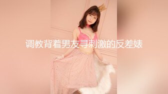 【骚小妹两男一女3P大战】骑乘边操边吃大屌，垫着枕头抬起屁股