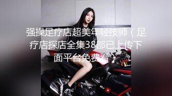 喜欢被爆菊大奶骚女，开档情趣内裤，镜头前深喉插嘴