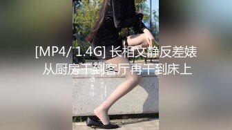 抄底身材火辣的蕾絲內內美女故意在面館門口賣騷