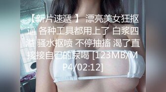 女友带我去买衣服然后在试衣间给我口，狂野的反差婊，吃鸡的饥渴样，像八百年没吃过鸡一样！